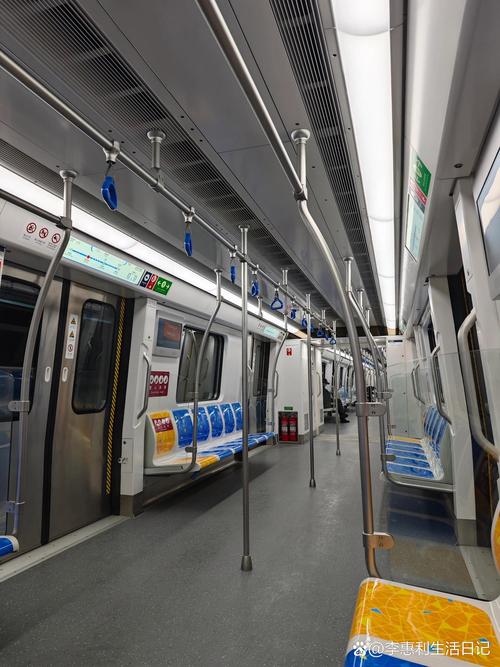 北京地铁十号线靠窗金属列车座位