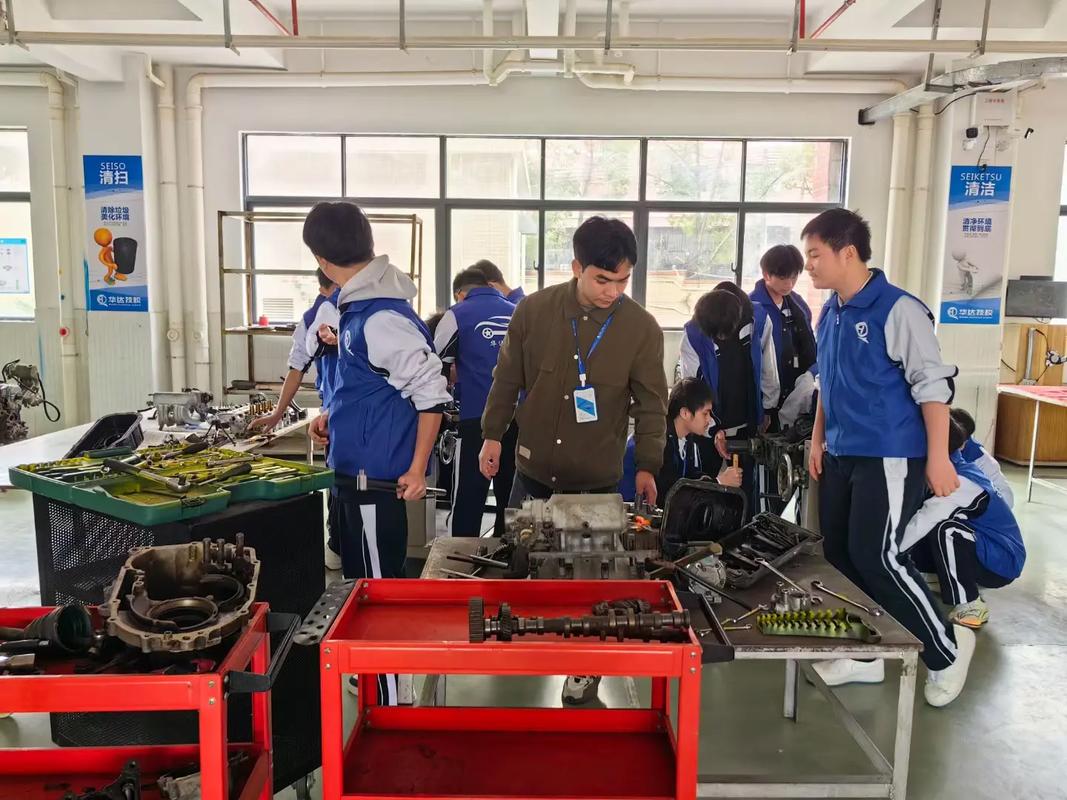学员在汽车维修车间实操训练