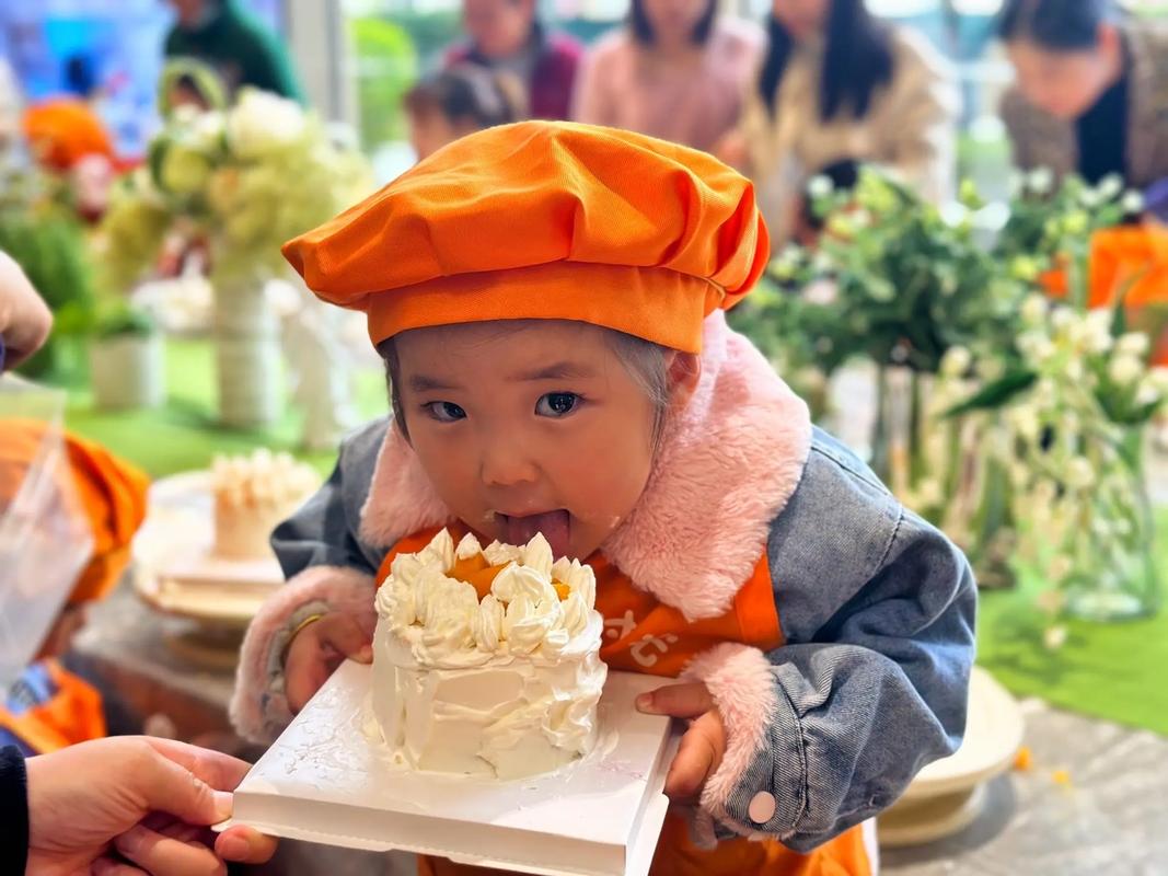 小孩抱奶油蛋糕的家庭餐桌实拍