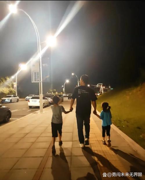亲子小区夜散步牵手背影