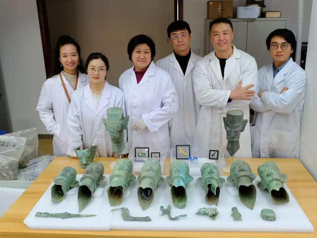 公民主动向文物部门上交出土文物领奖现场