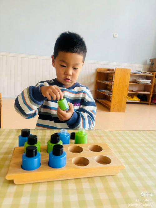 幼儿专注玩瓶盖与盒子的特写,蒙氏理念家庭实拍