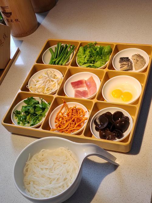 云南过桥米线全席配料托盘俯拍