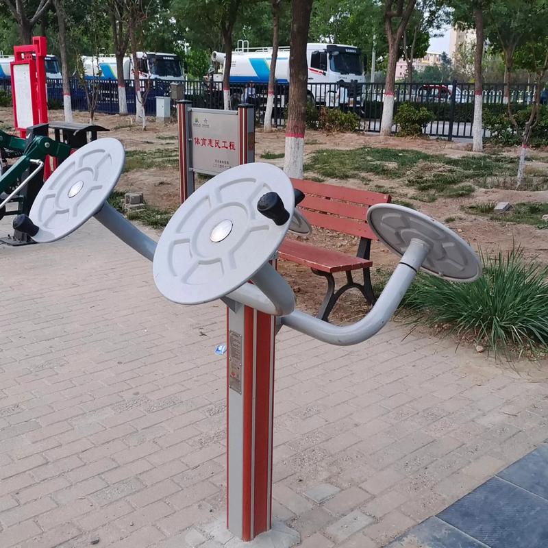 本地公园户外太极推手器与鹅卵石步道结合区