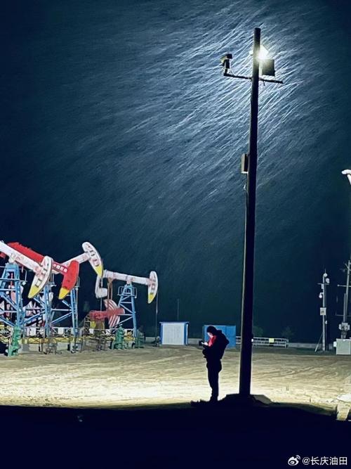 油气田天灯夜间长曝光摄影