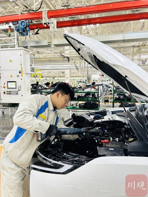 汽车总装车间工人佩戴可穿戴工业设备作业