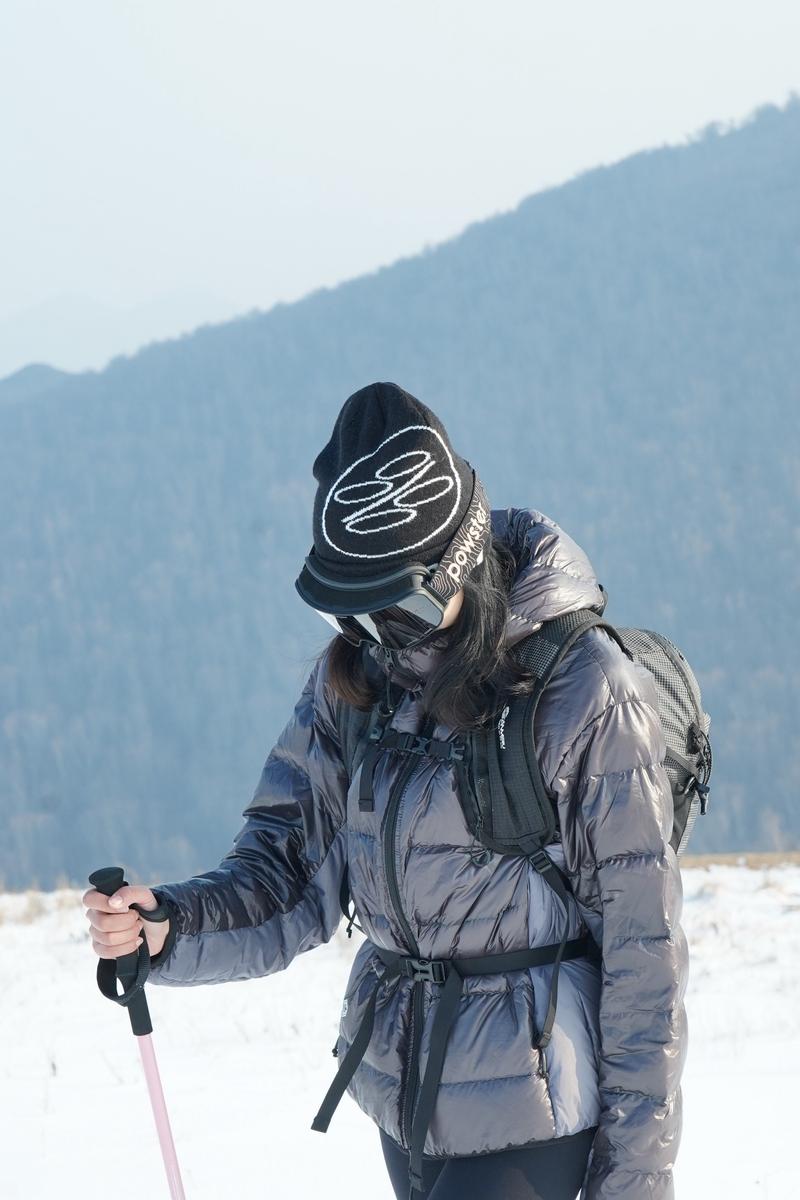 登山者穿戴雪套在雪地行走