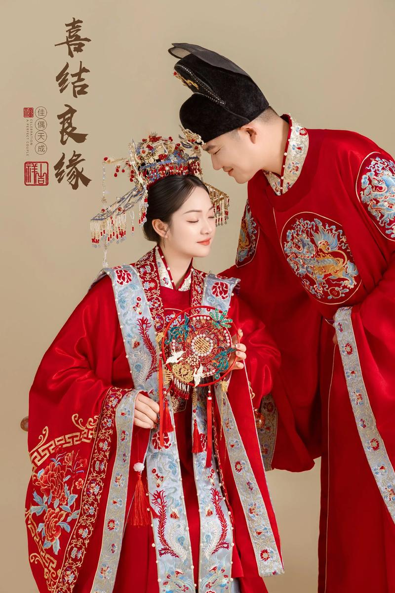 寺庙婚礼新娘素色汉服与新郎中式服装