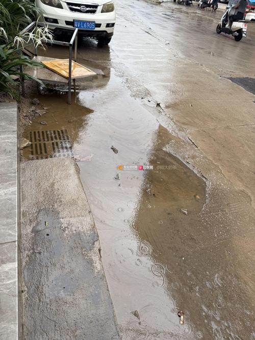 老居民楼菜店门口漏降水积成的小水坑
