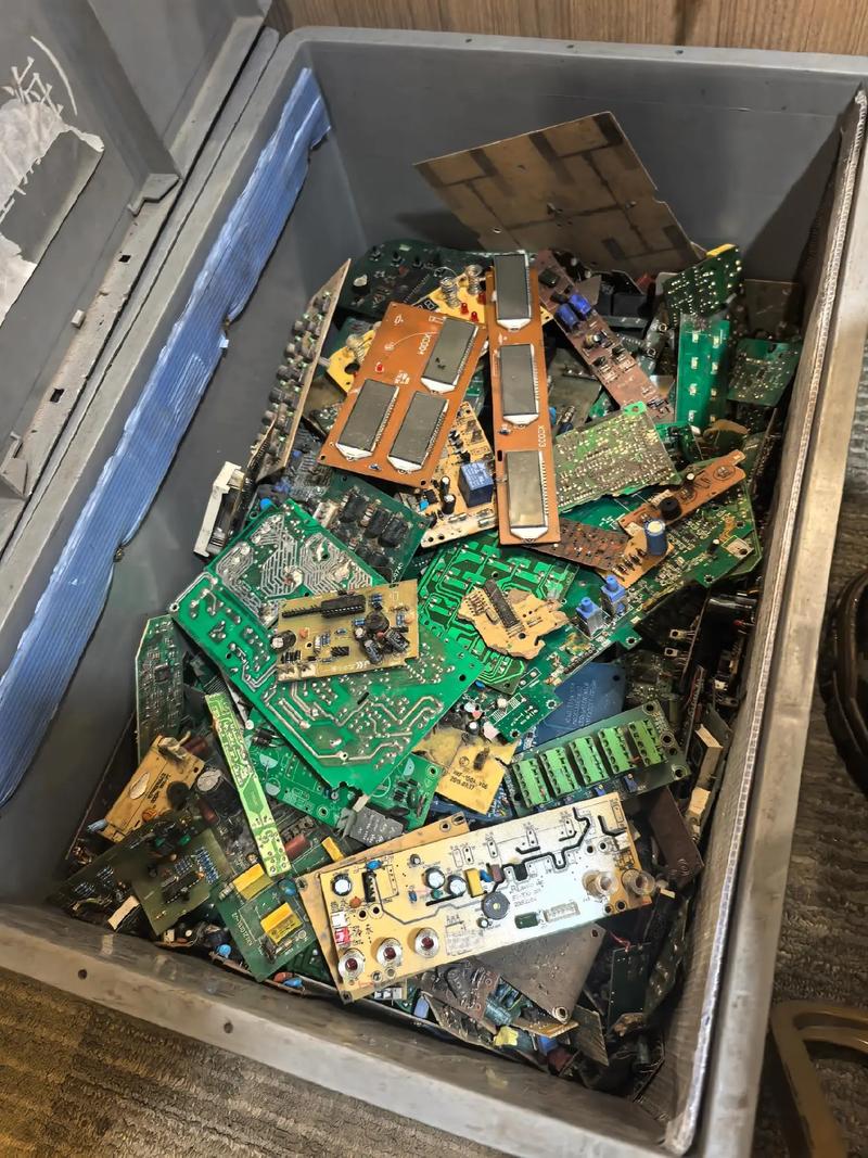 电子垃圾拆解工人在分拣电路板