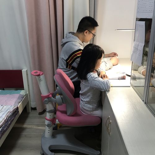 单亲爸爸陪女儿在连锁书店看书照片