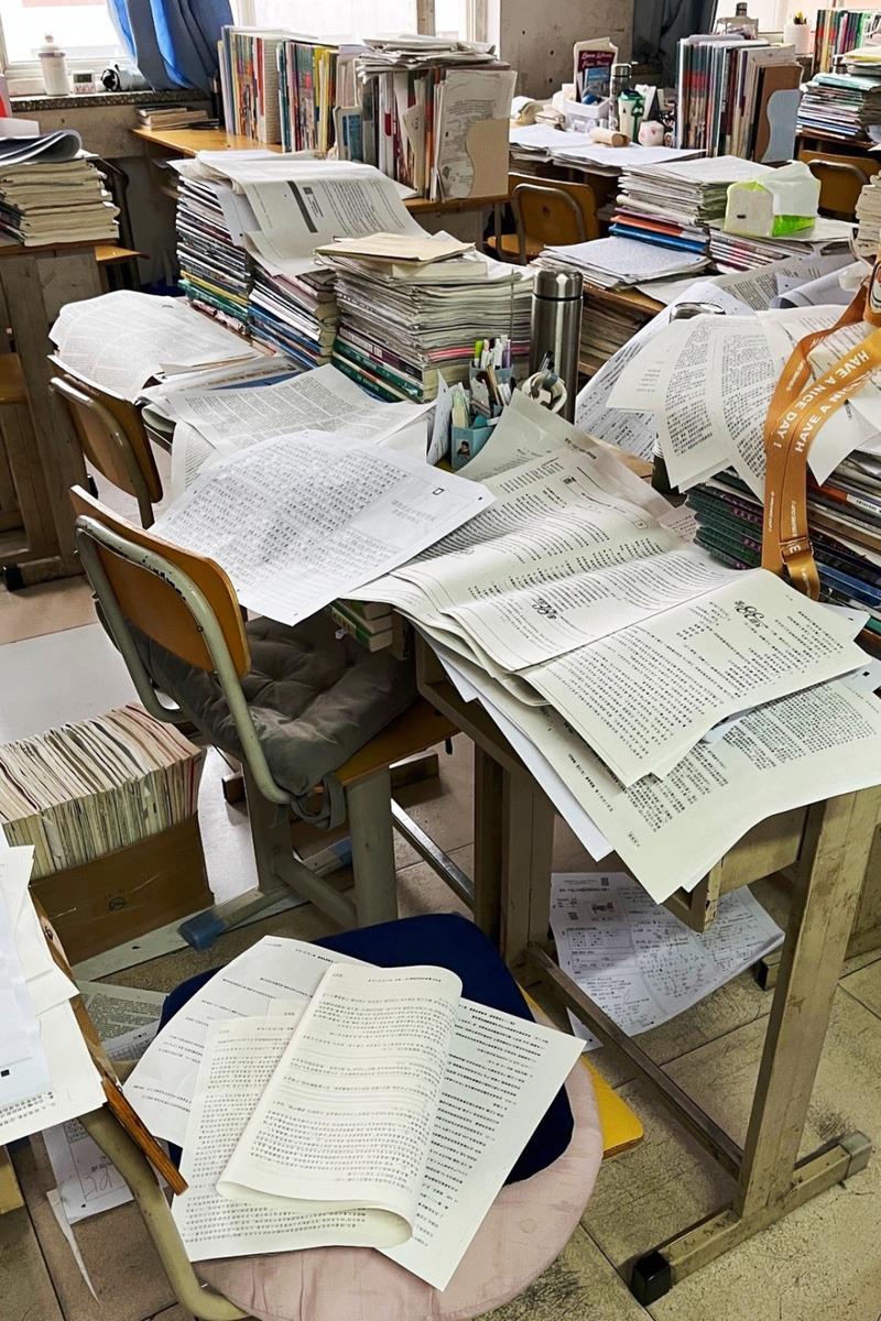 高三学生书桌前摊着满是红叉的模考试卷实拍