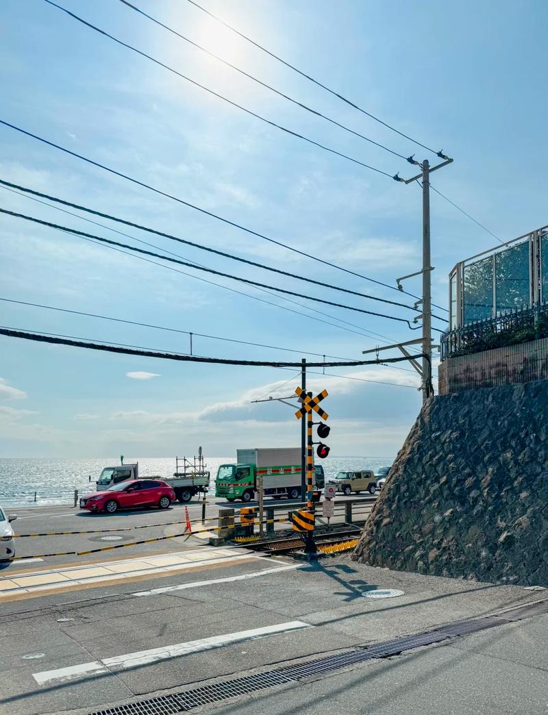 镰仓高校前路口游客排队拍照拥挤场景