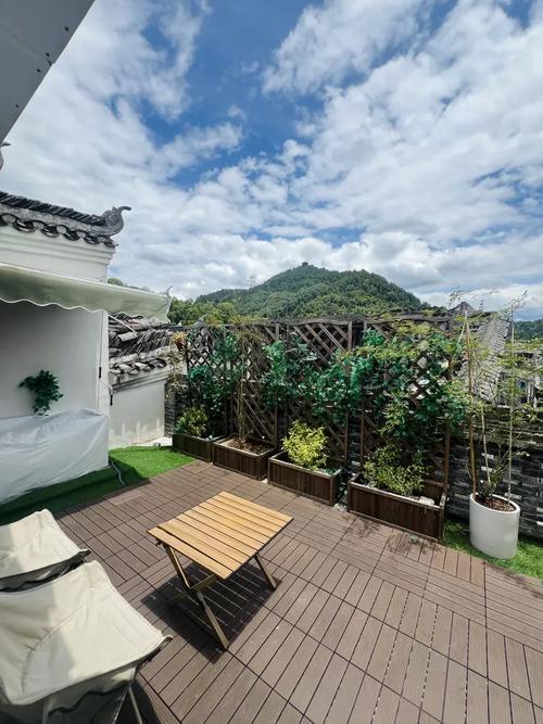 南漳黄垭村农户改造民宿的露台山景视角