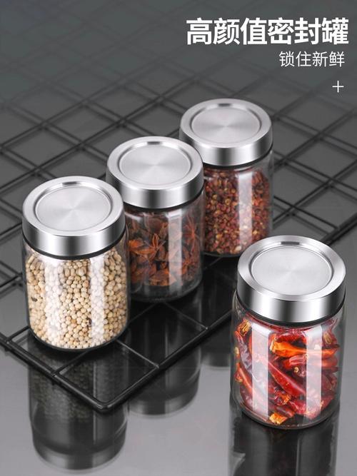 开封后沾了水汽结块的厨房干调料罐特写
