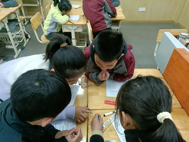小学生小组合作测量街道车流量场景
