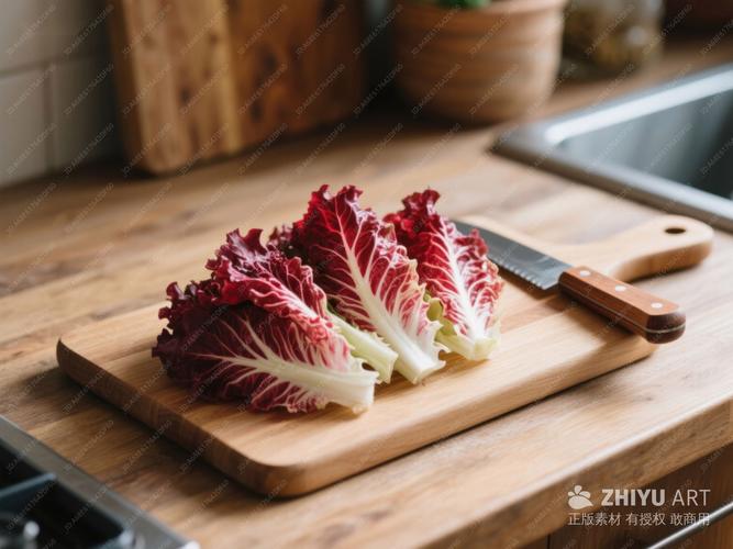 切了生牛肉的砧板旁边摆着没洗的生菜叶的实拍图