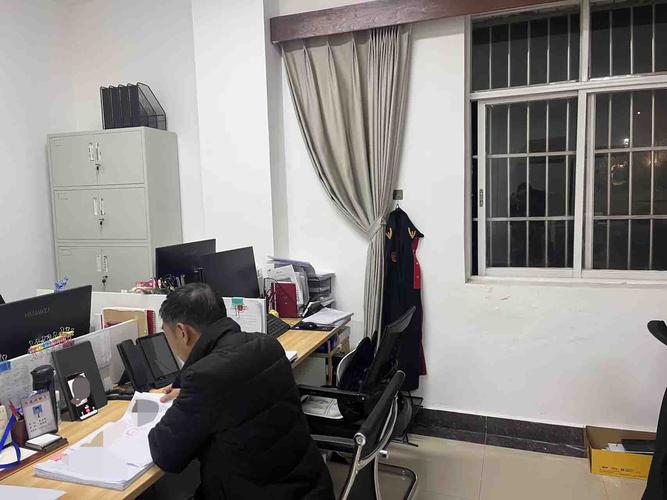 社区调解室深夜值班桌面照片