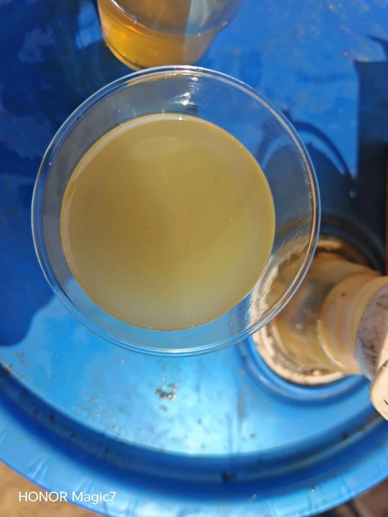 严重污染的液压油样品对比