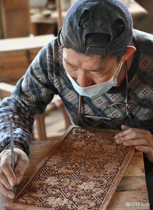 东阳木雕老匠人刻刀修光现场