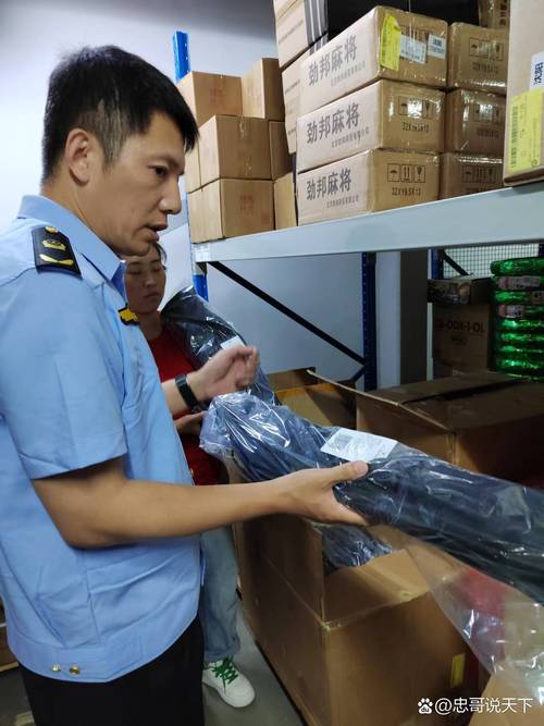 卖家在办公室检查产品样品
