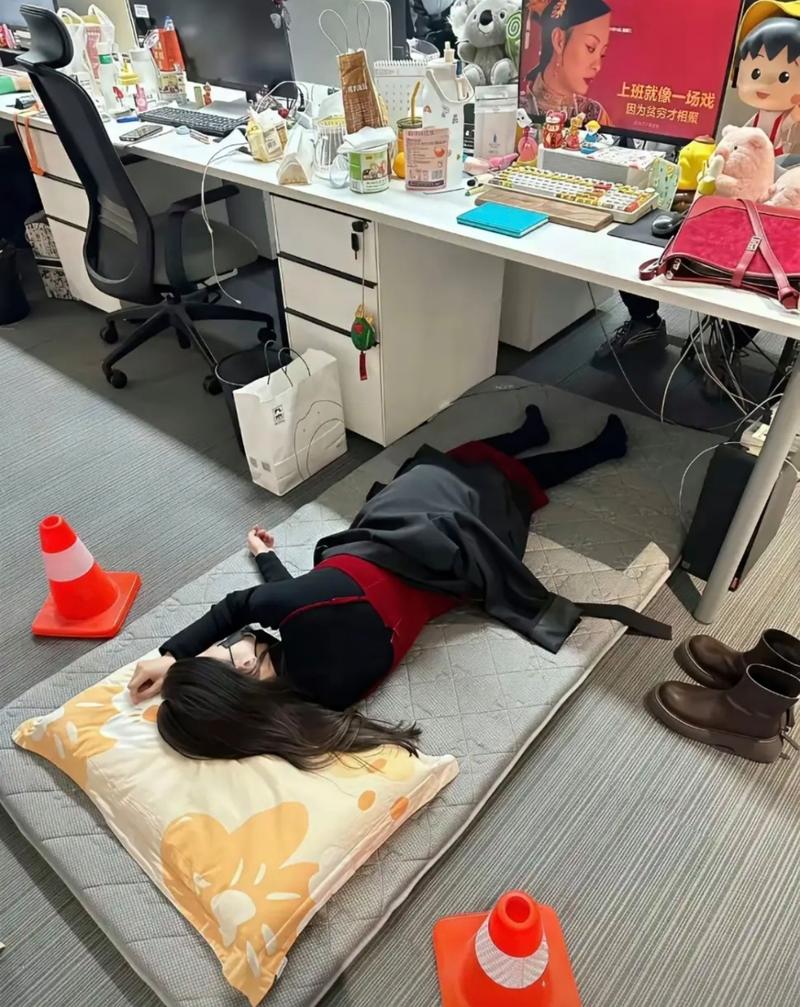打工人穿着睡衣在凌乱客厅开远程会议
