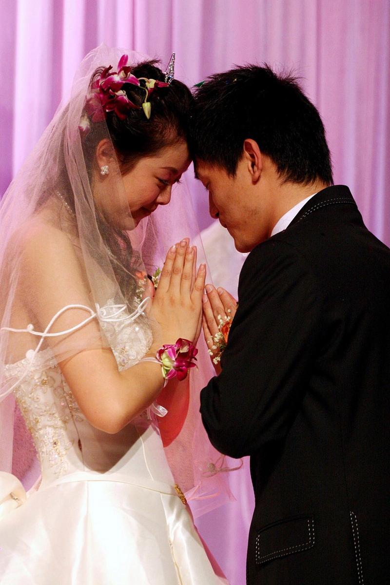 婚礼上新娘偷偷为紧张的新郎擦手心的汗