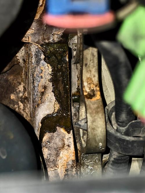汽车底盘防冻液渗漏留下的水垢印实拍