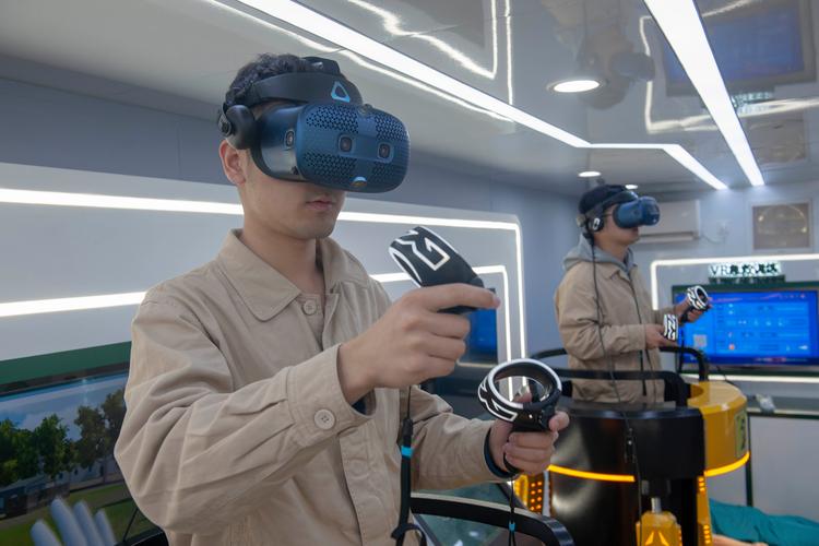 消费者佩戴VR设备体验元宇宙场景