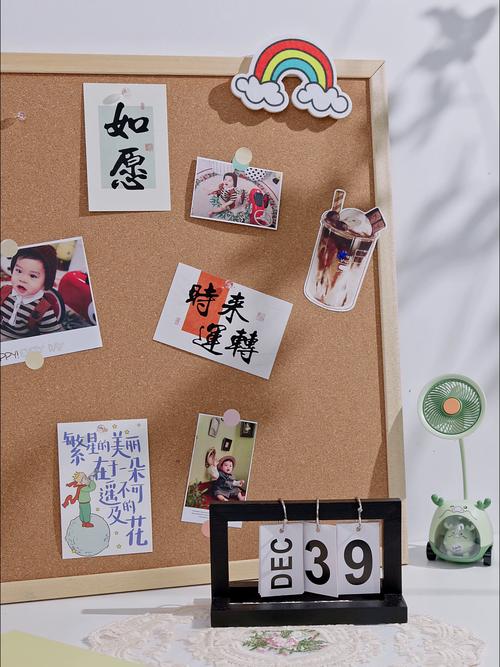 学校走廊软木板上的学生手绘与手写便签
