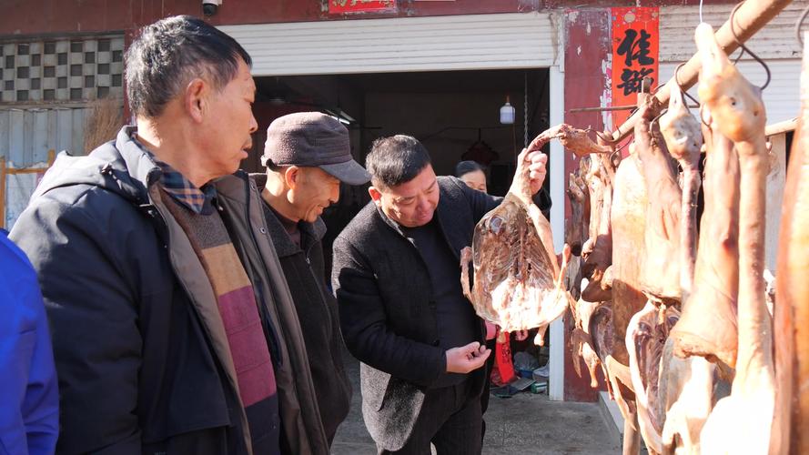 湖北南漳武安镇白起渠边农户院落晒腊货