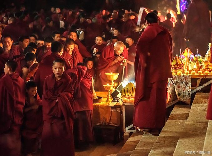 大昭寺殿内酥油灯信徒朝拜光影
