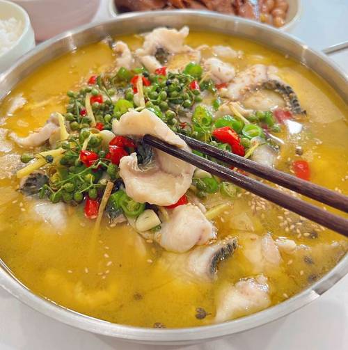 藤椒酸菜鱼配冰豆奶的家常晚餐实拍