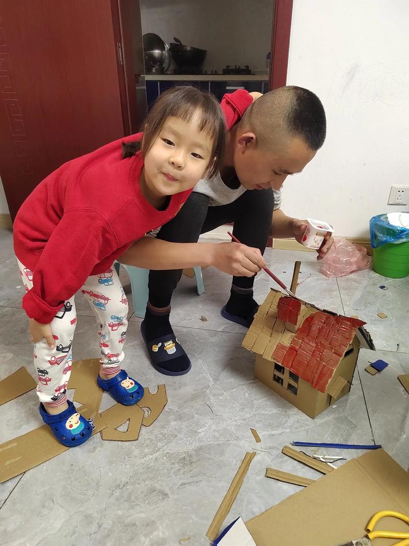 宝爸带娃用工厂边角料做手工玩具照片