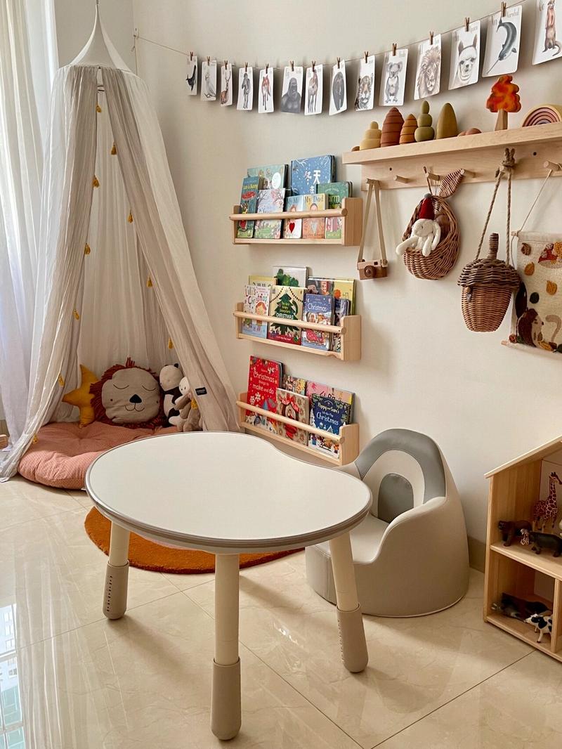 低矮儿童绘本展示架与坐垫布置