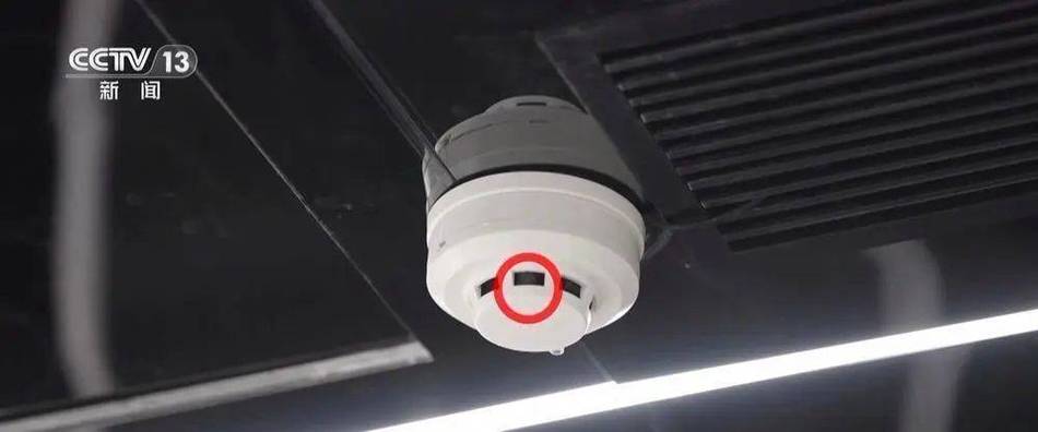 出租屋烟雾报警器改装针孔摄像头的拆解示意图