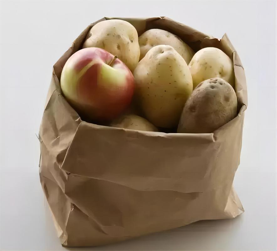 纸箱加苹果保存土豆的厨房场景图