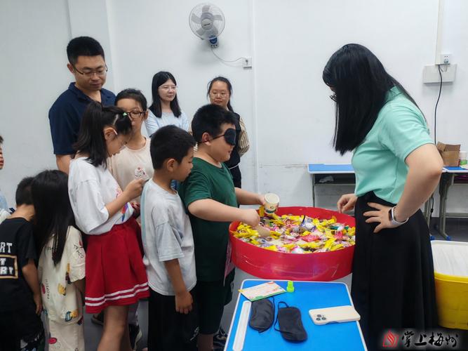 亲子客厅玩零食决策小游戏实拍场景