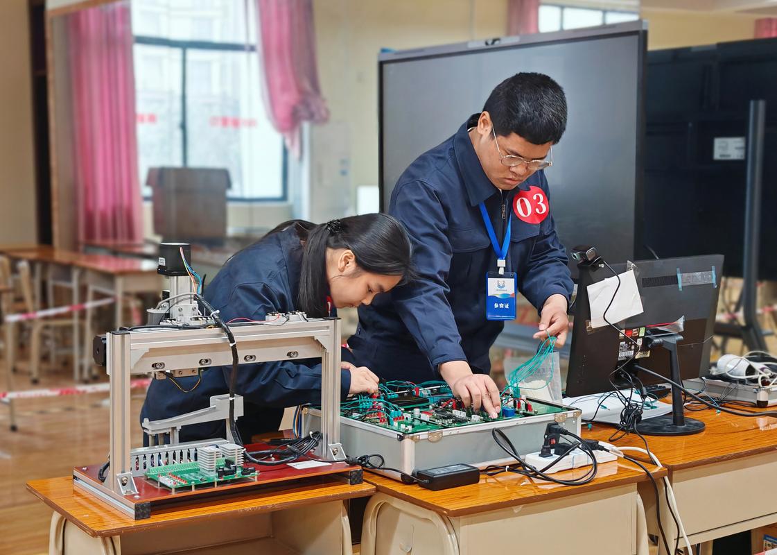 技校学生参加省级技能大赛现场