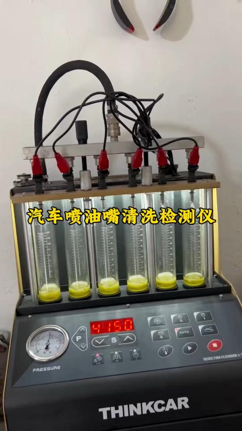 维修师傅在超声波清洗台测试喷油嘴雾化效果的实拍图