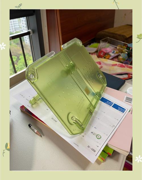 高中生展示自己制作的防近视阅读架原型