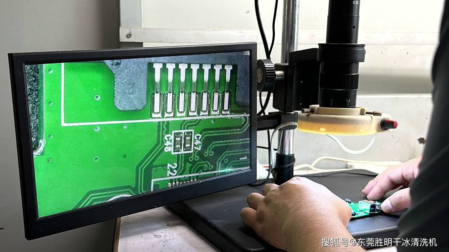 业主对着自然光检查PC板内部杂质