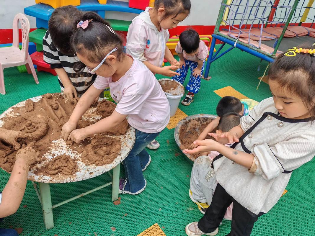 幼儿玩泥巴触觉感官游戏现场