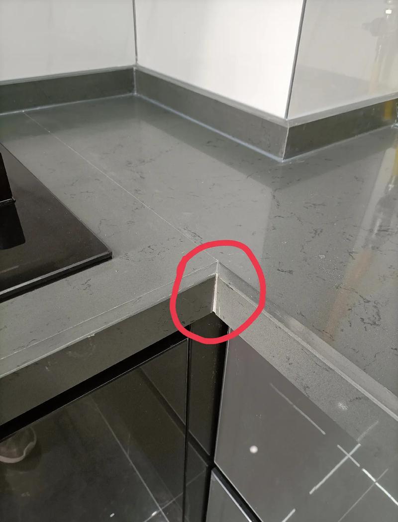 橱柜台面接缝处同色磨粉补缝施工细节