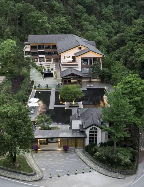 南漳古井山庄庭院山景秋日视角