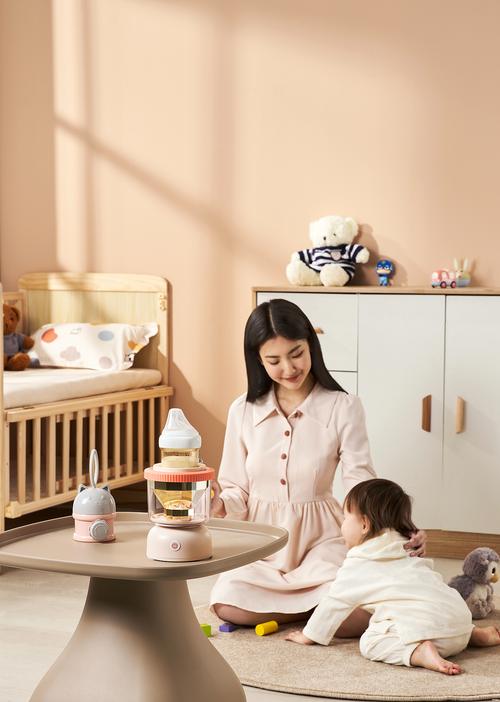 母乳宝宝俯趴玩摇铃家庭场景实拍