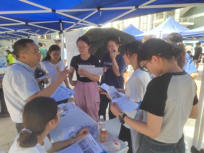 青年参与招才引智实践活动的现场