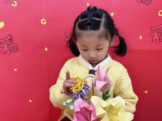 乡村小学走廊独自折千纸鹤的羊角辫女孩