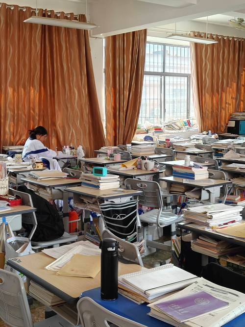 高中教室最后一排放空的学生桌面