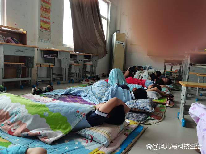 高中校园宿舍午休学生躺卧场景